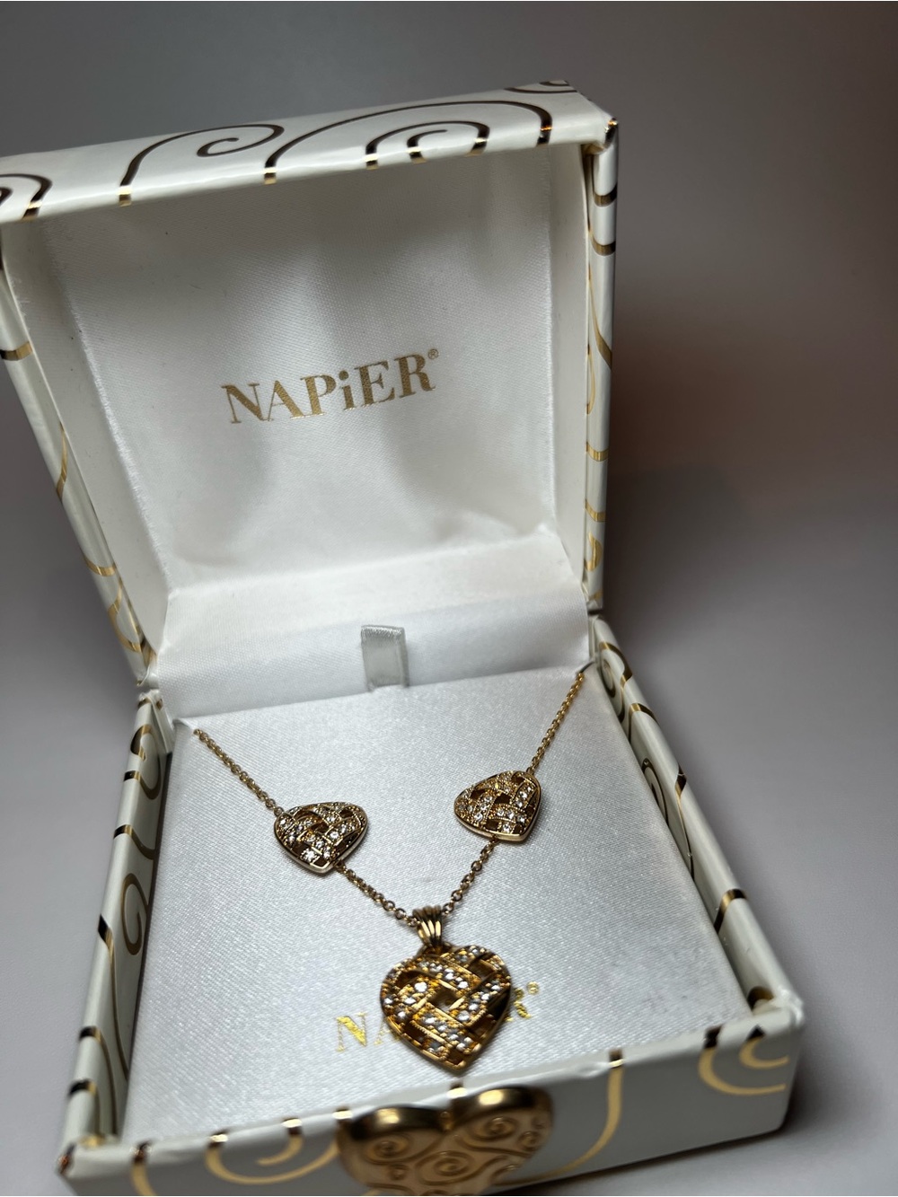 Napier $45 vintage gold tone rhinestone lattice woven heart necklace earring set